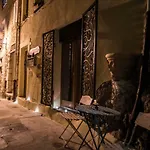 Alojamento de Acomodação e Pequeno-almoço La Bomboniere & 4*